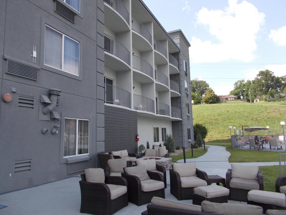 Baymont On The Lake By Wyndham Hot Springs Bagian luar foto