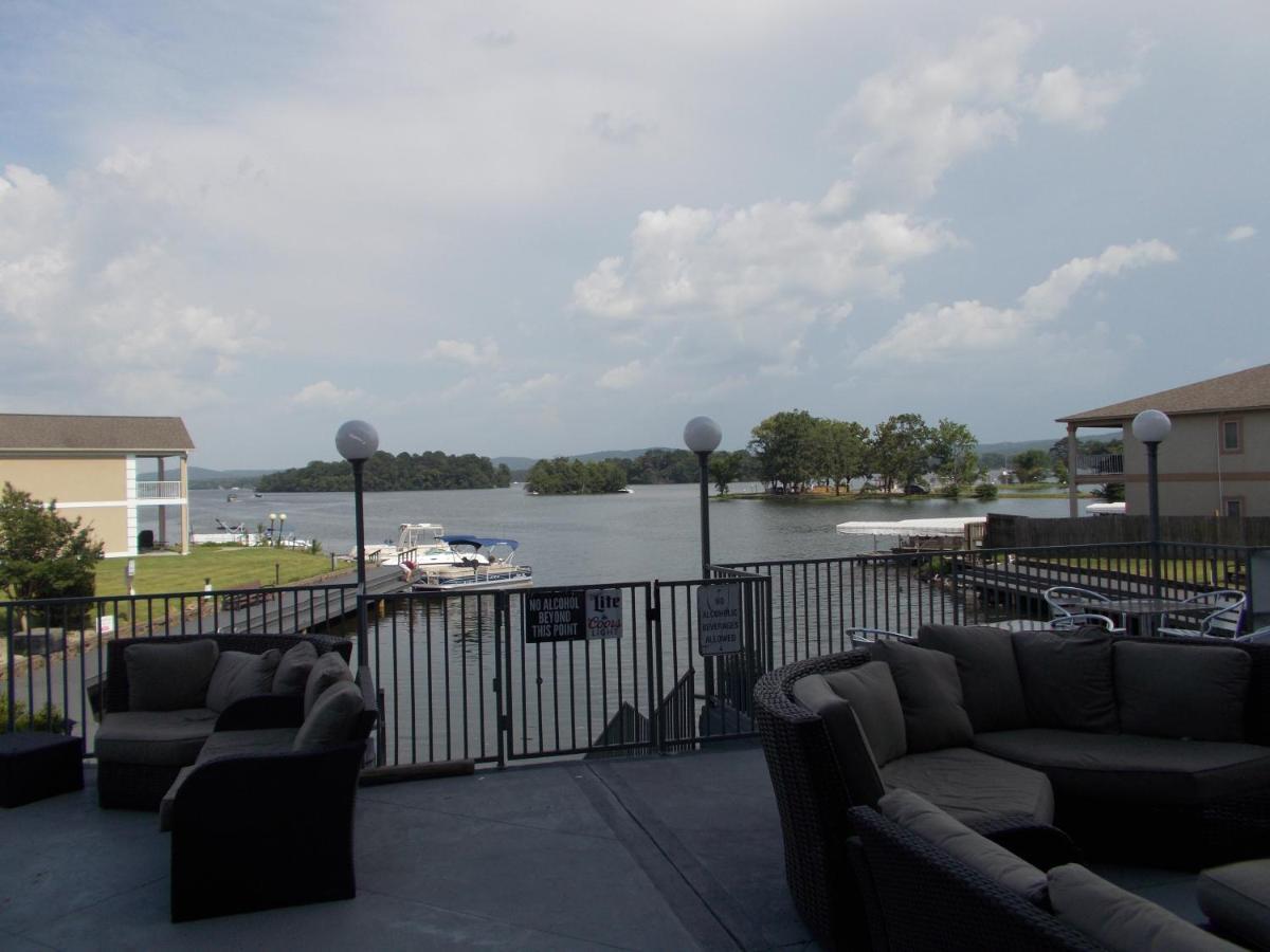Baymont On The Lake By Wyndham Hot Springs Bagian luar foto
