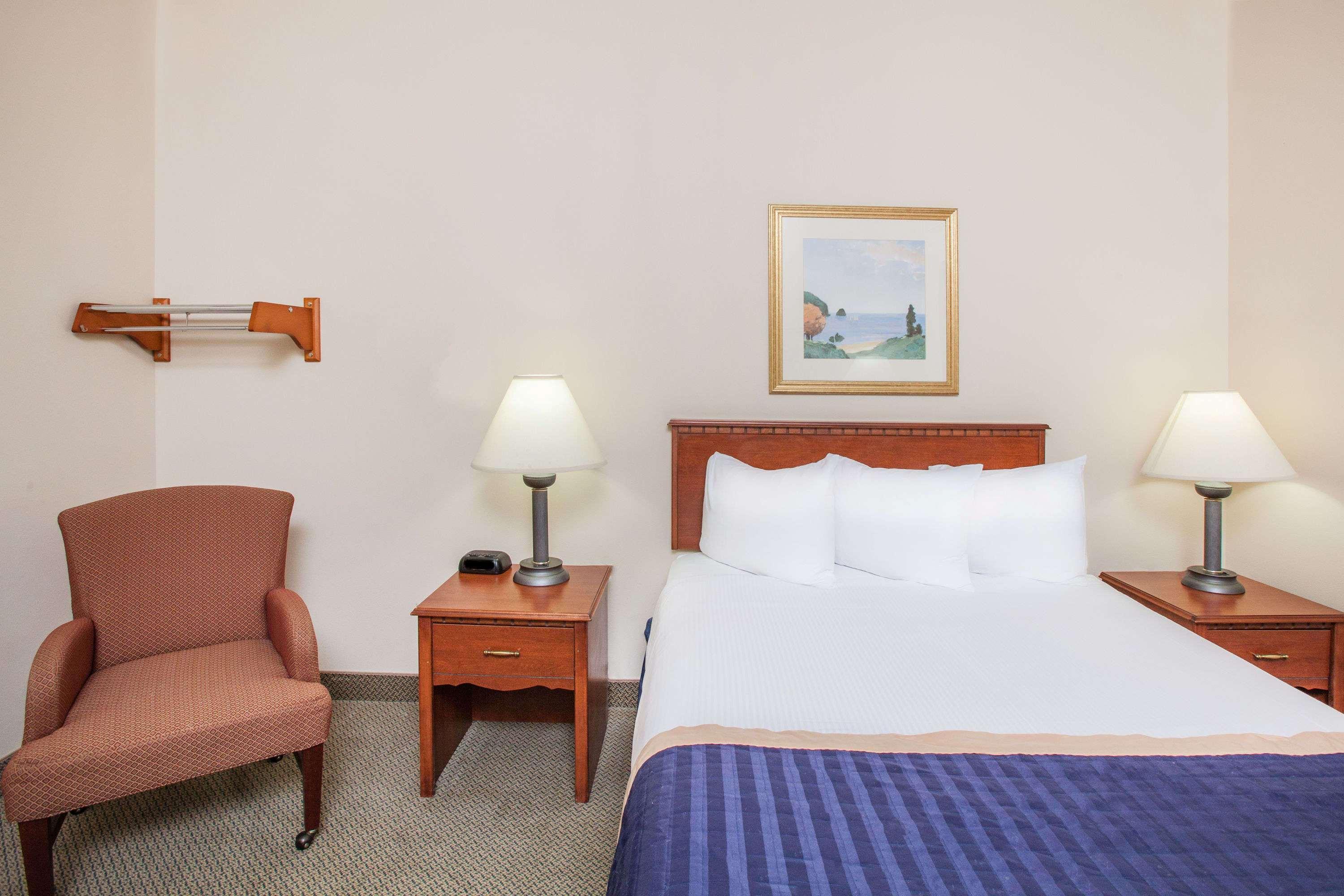 Baymont On The Lake By Wyndham Hot Springs Bagian luar foto