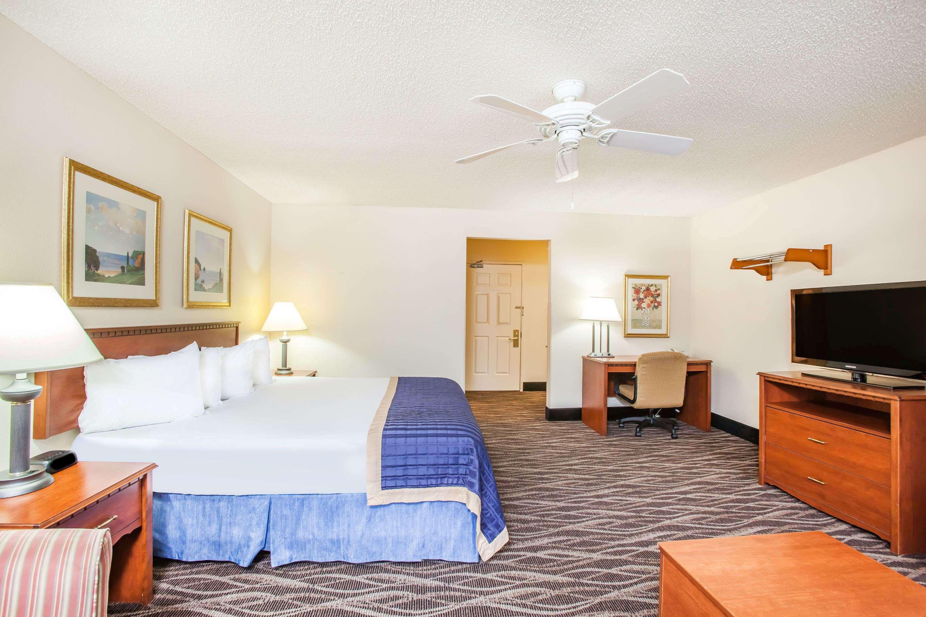 Baymont On The Lake By Wyndham Hot Springs Bagian luar foto