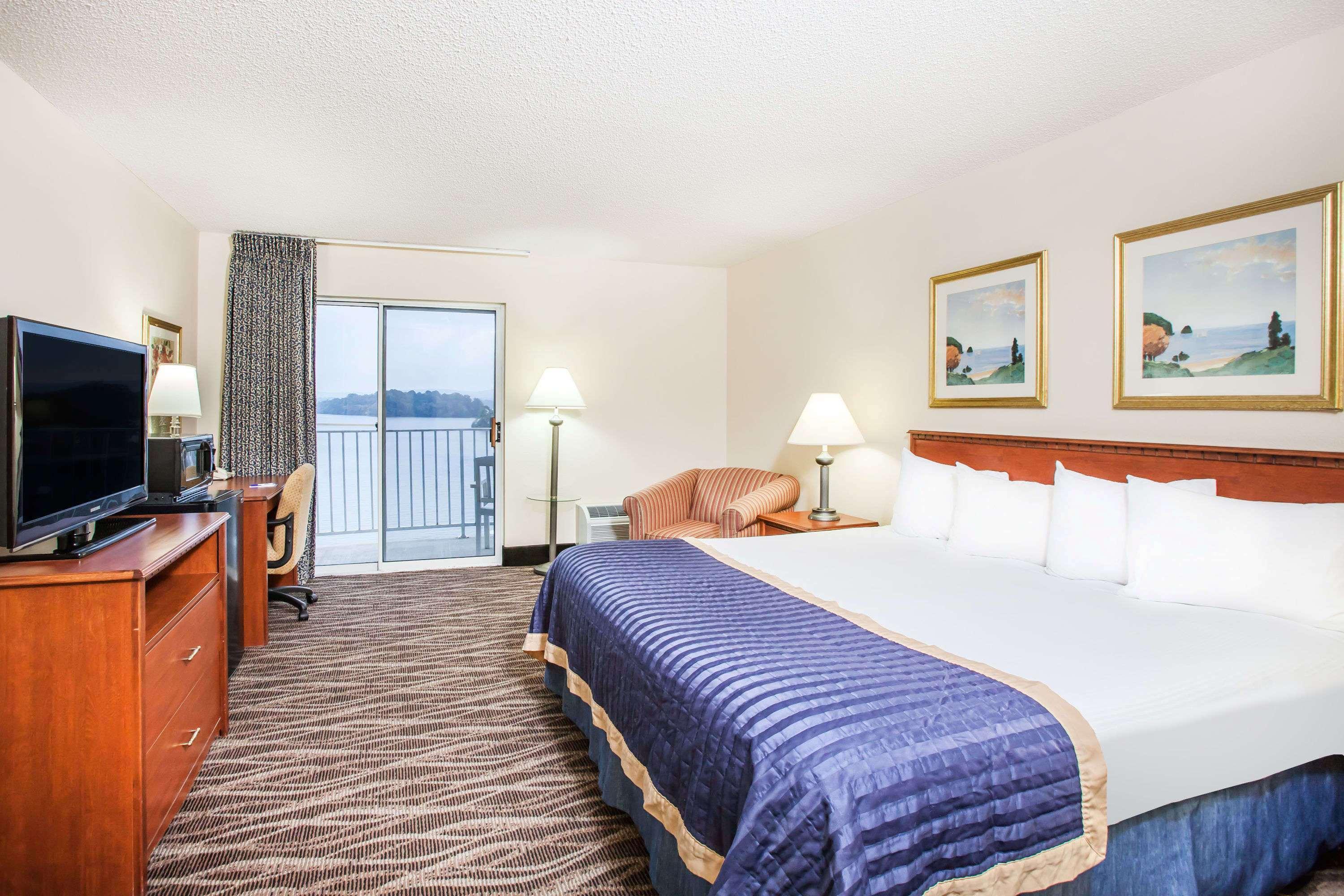 Baymont On The Lake By Wyndham Hot Springs Bagian luar foto
