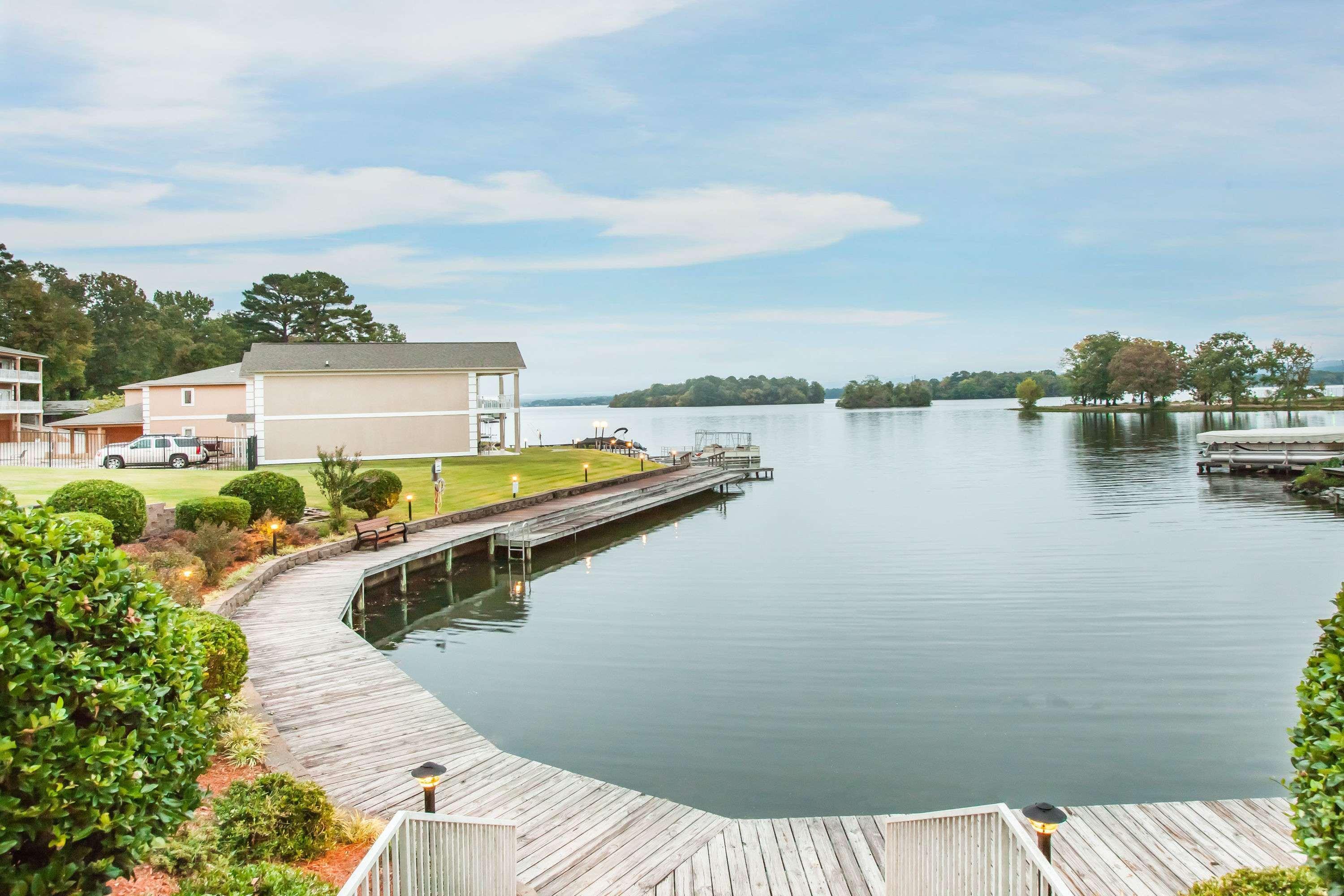 Baymont On The Lake By Wyndham Hot Springs Bagian luar foto