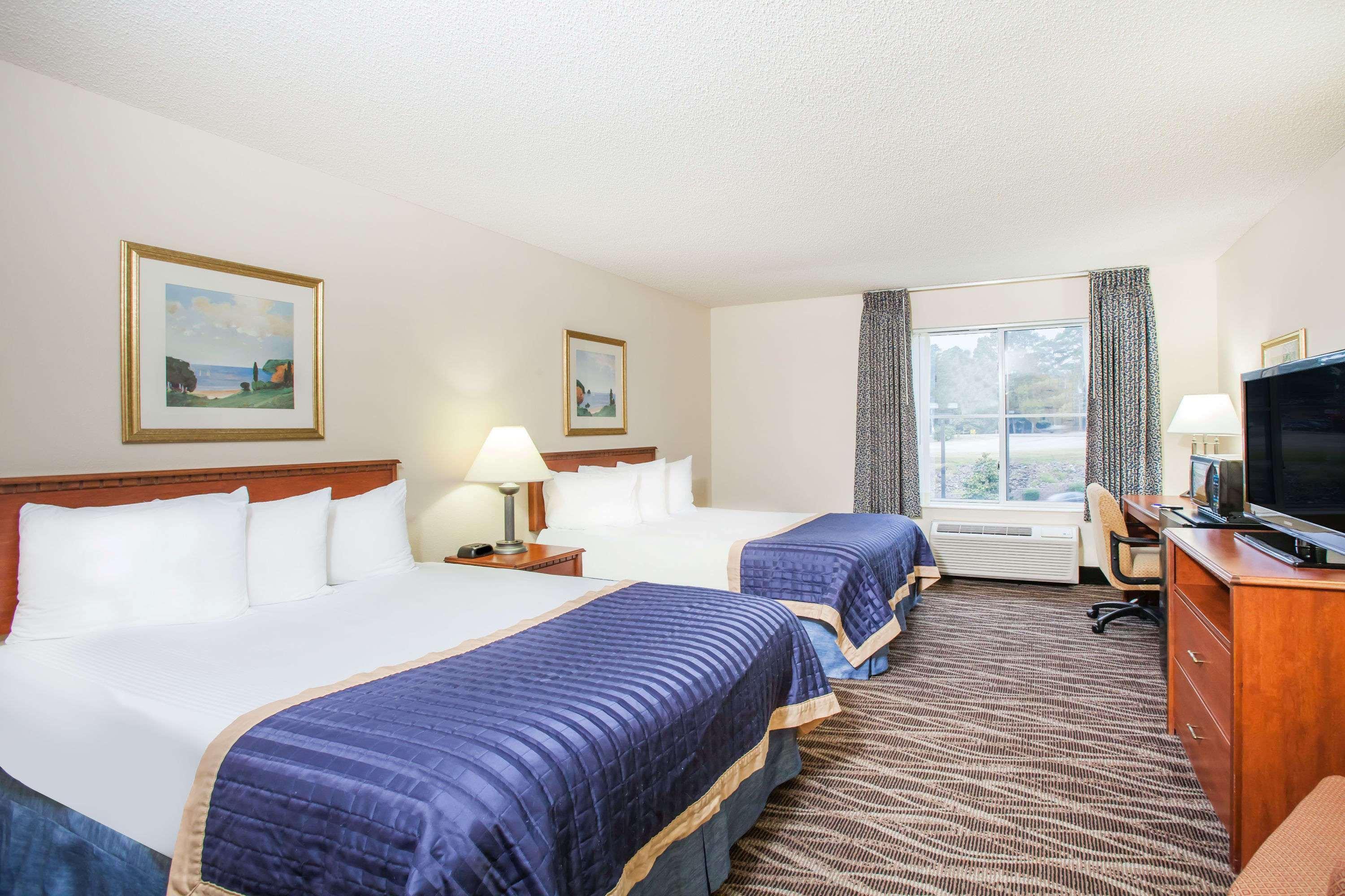 Baymont On The Lake By Wyndham Hot Springs Bagian luar foto